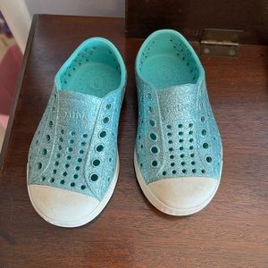 Blue sparkle natives size 6